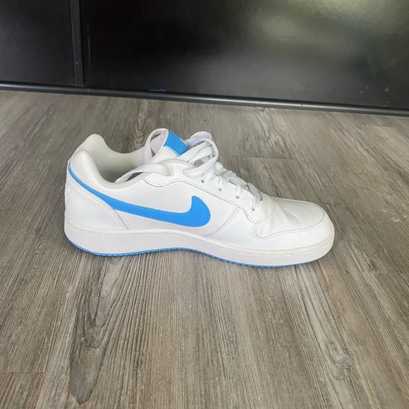 Nike shoes - Picture 3 of 4